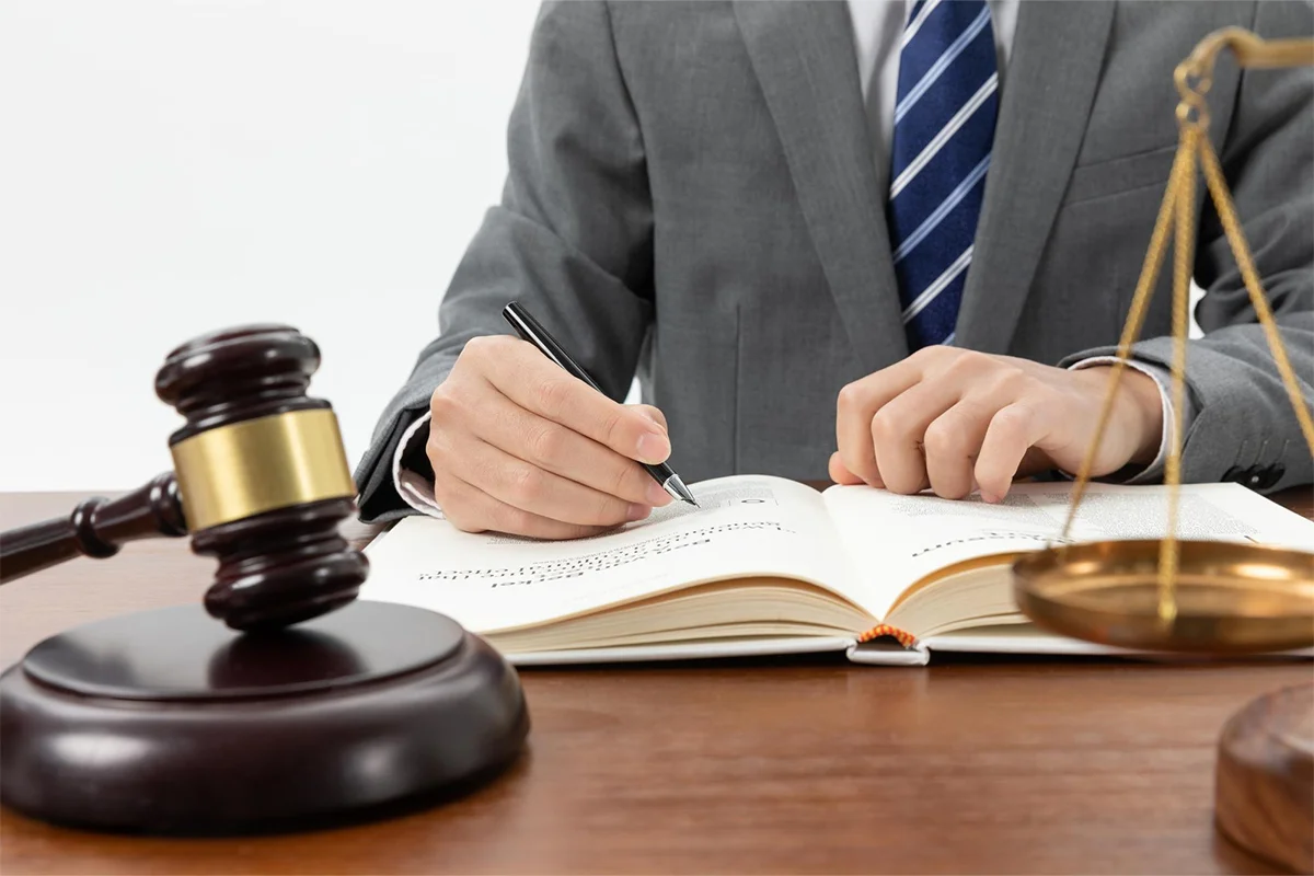Cómo navegar el laberinto legal ecuatoriano sin quedar a ciegas